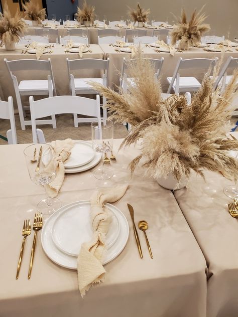 Neutral boho Babyshower decor/setup Boho Neutral Centerpieces, Pampas Bridal Shower Ideas, Rustic Wedding Table Linen Ideas, Neutral Colors Party Theme, Neutral Party Table Decor, Table Decorations With Pampas, Pampas Table Setting, Simple Boho Sweetheart Table, Pampas Theme Party