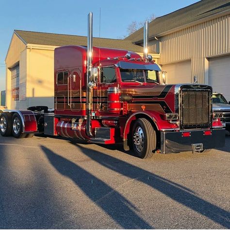 One Sweet Old-school 389! 😍😍 #Peterbilt389 #Largecarsmafia #Trucklife #Truckin Best Trucks, Old Lorries, Large Truck, Custom Big Rigs, Peterbilt 379, Truck Paint, Show Trucks, Trucking Companies, Kenworth Trucks