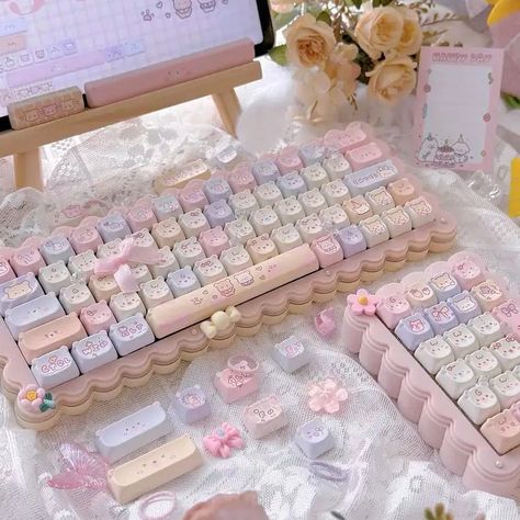 Cutie Aesthetic, Softie Aesthetic, Aesthetic Setup, Cute Keycaps, Keyboard Caps, Unique Keyboards, Nintendo Lite, Dream Bedroom Inspiration, Hello Kitty Makeup