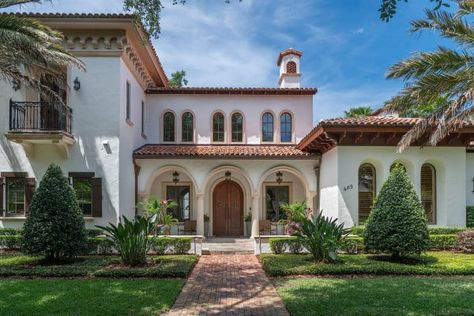 Tuscany House, Spanish Homes, Spanish Revival Home, Spanish Bungalow, Mediterranean Architecture, Mediterranean Style Homes, Casas The Sims 4, Spanish Style Home, Casas Coloniales