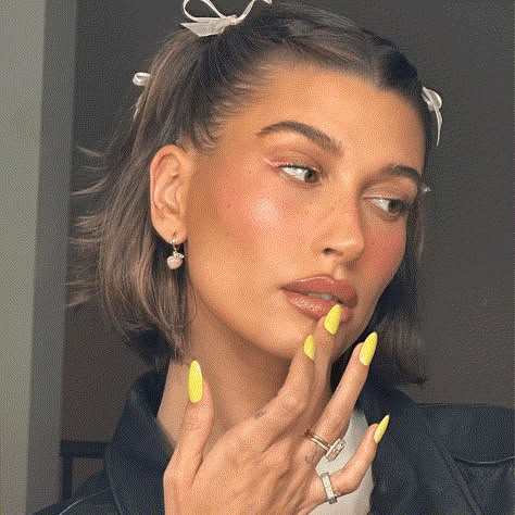 Yellow "lemonade" nails are going to be everywhere this spring, and have been spotted on Hailey Bieber and Selena Gomez. Here's how to get in on the bright nail trend, straight from Bieber's manicurist. Bieber Nails, Yellow Nails Design, Nagellack Trends, Celebrity Nails, Cute Summer Nails, Colored Eyeliner, Bright Nails, Neon Nails, Yellow Nails