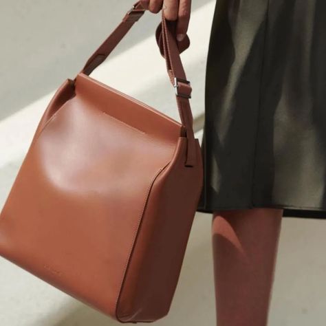 Minimalist Style: The Everlane Form Bag - Welcome Objects Everlane Bag, Laptop Handbag, Italian Bags, Minimalist Bag, Handbag Heaven, Parisian Chic, Work Bag, Coin Purses, Womens Purses