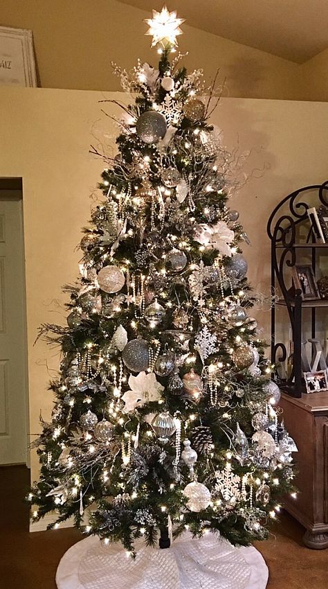 Stunning Christmas tree with Silver and White ornaments and decor. Very elegant. What a statement!  Want to use a black tree with this decor White And Silver Christmas Tree, Silver And White Christmas Tree, White And Silver Christmas, Black Christmas Tree, White Christmas Tree Decorations, Christmas Tree Pictures, Christmas Tree Nails, Tree Inspiration, Silver Christmas Decorations