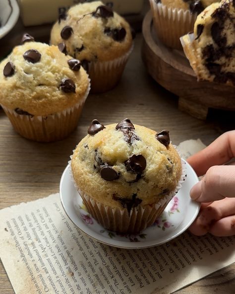 Chocolate chip muffins Muffin Aesthetic, Muffins Aesthetic, Chocolate Chips Muffins, Bakery Style Chocolate Chip Muffins, Moist Chocolate Chip Muffins, Preppy Food, Carrot Cake Muffin Recipe, Chocolate Chip Muffins Recipe, Bunny Bread