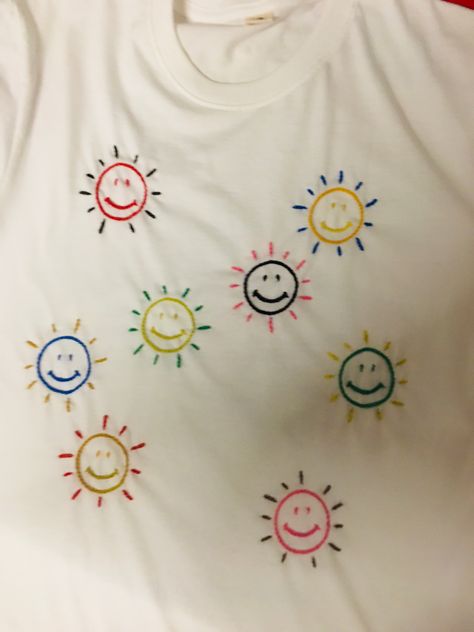 Simple Heart Embroidery, Tshirt Embroidery Ideas, Embroid Tshirt, Embroidery Tshirt Ideas, Embroider Sweatshirts, Random Embroidery, Smiley Embroidery, Smile Embroidery, Doodle Embroidery