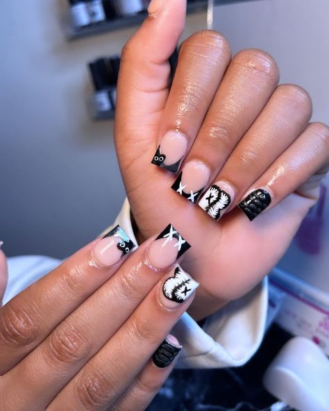 Short Nail Designs Pink And Black, Simple Short Black Nail Ideas, Short Freestyle Nail Designs, Kaw Nails, Cute Short Nail Sets, College Nails, Freestyle Nails, Acrylic Toe Nails, Acrylic Nail Set