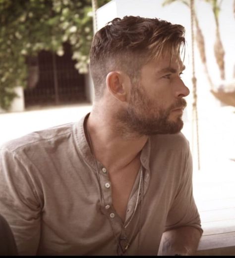 Extraction Chris Hemsworth Hairstyle, Chris Hemsworth Extraction Haircut, Brushed Back Hair Men, Thick Hair Men Haircut, Extraction Hairstyle, Chris Hemsworth Hairstyle, Long Boys Haircut, Cowboy Haircut, Cowboy Haircut Men