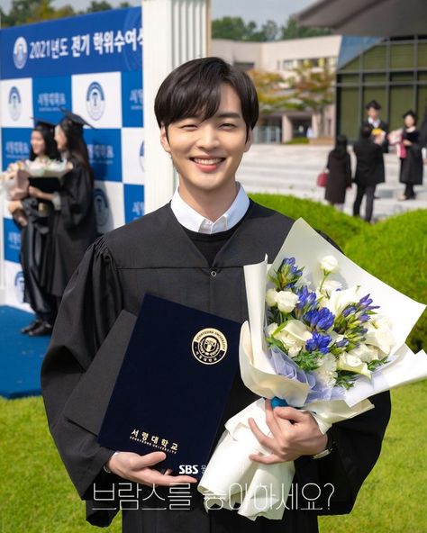 Graduation Bouquet For Boys, Medical Scrubs Men, Convocation Photography, Graduation Uniform, Male Graduation, Kim Min Jae, Kim Minjae, Graduation Shoot, College Graduation Photoshoot