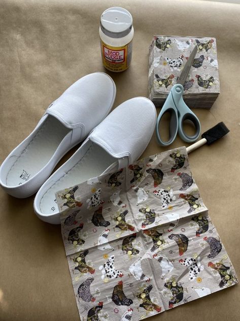 Upcycling, Diy Fabric Shoes, Christmas Shoes Diy, Fabric Covered Shoes, Decoupage Shoes, Canvas Shoes Diy, Painted Shoes Diy, Shoe Makeover, Painted Canvas Shoes