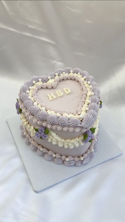 White And Lavender Cake, Vintage Heart Cake Lavender, Lavender Bday Cake, Cute Purple Birthday Cakes, Lilac Heart Cake, Lilac Vintage Cake, Purple Vintage Heart Cake, Lavender Vintage Cake, Lavender Heart Cake