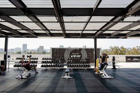 Open Gym Ideas, Rooftop Gym Ideas, Terrace Gym Ideas, Gym Building Design Exterior, Roof Gym, Outdoor Gym Design, Terrace Gym, Gym Rooftop, Rooftop Gym