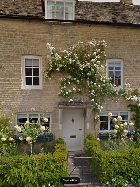 Beautiful home British Home Exterior, Extension Windows, Dream House Garden, Countryside Aesthetic, Cottage Front Doors, Cottage Roses, British Homes, Cotswold Cottage, Cottage Style Interiors