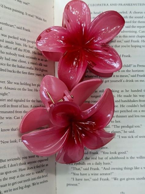 Flowers Clips For Hair, Flower Hairclip Aesthetic, Flower Clips Aesthetic, Cool Claw Clips, Flower Hair Clips Aesthetic, Pink Accessories Aesthetic, Hair Claw Aesthetic, Aesthetic Hairclips, Claw Clips Aesthetic