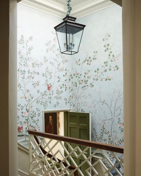 Liz Ryan (@eyryan) • Instagram photos and videos 18th Century Wallpaper, English Country House Style, De Gournay Wallpaper, Estate Gardens, Painted Wallpaper, Hand Painted Wallpaper, Chinoiserie Wallpaper, Hamptons House, Red Squirrel