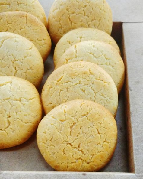 Condensed Milk Cookies Recipe are crisp on the edges, slightly chewier in the centres and really delicious. Condensed Milk Cookie Recipes, Milk Cookies Recipe, Cookie Recipes Condensed Milk, Indian Cookies, Condensed Milk Cookies, Milk Biscuits, Quick Cookies, Thumbprint Cookies Recipe, Condensed Milk Recipes