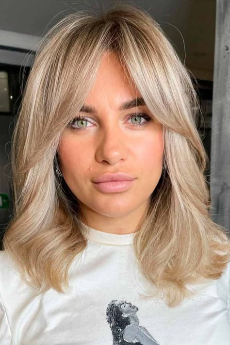 Curtain Bangs On Round Face, Medium Length Hairstyles With Bangs, Shoulder Length Hair With Bangs, Medium Length Blonde, Medium Haircut, Blonde Hair With Bangs, Medium Length Hairstyles, Medium Length Hair With Layers, Bangs With Medium Hair