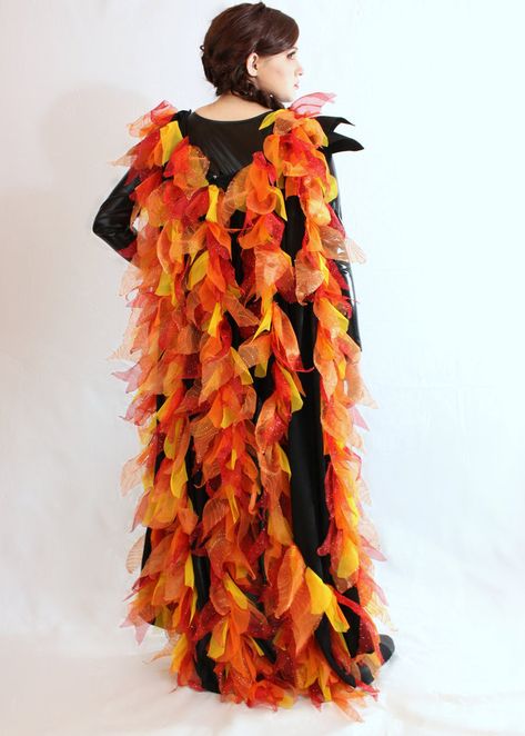 The Girl on Fire - cape by AngelValiant on deviantART Hunger Games Costume, Phoenix Costume, Fire Costume, Witches Night Out, Kostum Halloween, Fire Goddess, King Costume, Goddess Costume, Fire Element