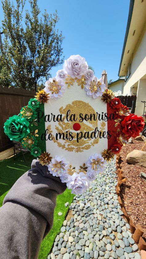 Spanish Quotes Graduation, Senior Crown Ideas Mexican, Mexican Theme Cap Decoration, Mexico Cap Graduation, Senior Quotes Mexican, Mexican Quotes For Graduation, Caps Decorated For Graduation In Spanish, Mexico Flag Graduation Cap, Pop Culture Graduation Cap