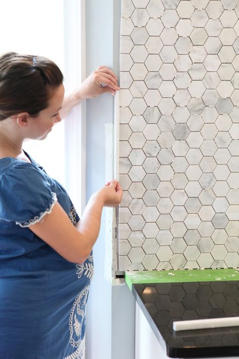 How to edge back splash tile Honeycomb Tile Backsplash, Hexagon Tile Backsplash, Honeycomb Tile, Tile Edge Trim, Trendy Kitchen Backsplash, Beadboard Backsplash, Brick Backsplash, Diy Backsplash, Tile Edge