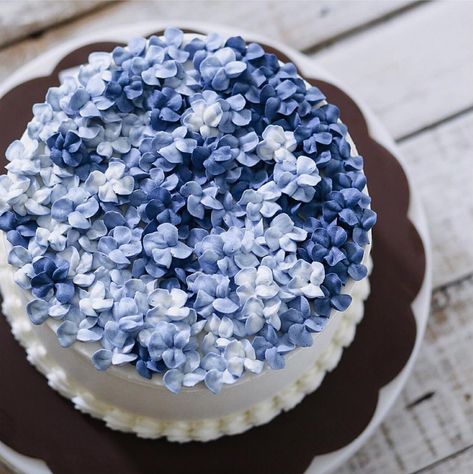 Hydrangea Cakes, Wedding Cake Hydrangea, Hydrangea Cake, Pretty Dessert, Cake Decorating Designs, Imagine If, Monkey Bread, Pretty Birthday Cakes, Cute Birthday Cakes