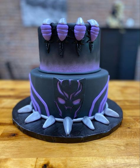 Wakanda Forever Cake Ideas, Black Panther Cake Ideas, Wakanda Forever Cake, Wakanda Cake, Black Panther Birthday Cake, Black Panther Cake, Tyler Birthday, Shuri Marvel, Panthers Cake