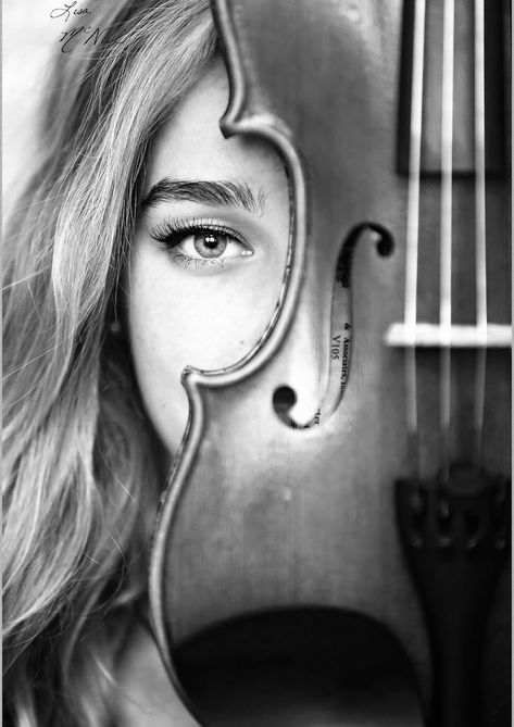 Violin Senior Pictures, Violinist Photography, Violin Aesthetic, Punk Photoshoot, Violin Pics, Violin Photography, Senior Year Pictures, Musician Portraits, Musician Photography