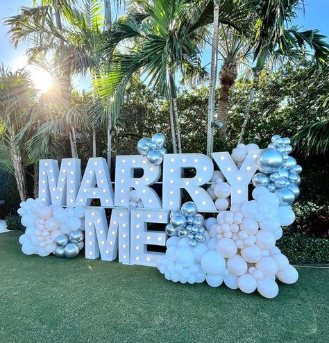 Candle Light Dinner Ideas, Proposal Ideas Beach, Event Entrance Design, Wedding Proposal Ideas Engagement, Balloon Proposal, Cute Proposal Ideas, Romantic Candlelight Dinner, Engagement Balloons, Balloon Arch Decorations