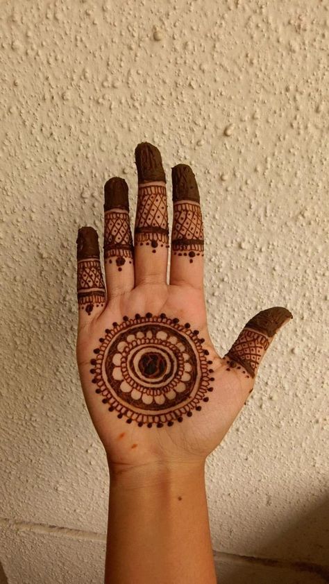 Aesthetic Mehndi Designs Easy Palm, Front Hand Simple Mehendi Design Palm, Simple Palm Mehendi Designs, Mehendi Designs For Hands Simple Palm Aesthetic, Simple Palm Mehndi Design Aesthetic, Aesthetic Mehandi Designs Easy Palm, Palm Henna Designs Easy Simple Aesthetic, Front Simple Mehndi Designs, Aesthetic Small Mehendi Designs Palm