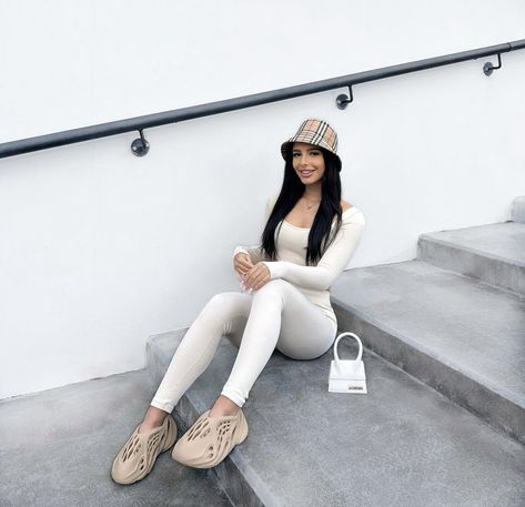 burberry bucket hat yeezy beige Burberry Bucket Hat Outfit Women, Burberry Hat Outfit, Burberry Bucket Hat Outfit, Burberry Bucket Hat, Bucket Hat Outfit, Burberry Outfit, Hat Outfit, Burberry Hat, Outfits With Hats