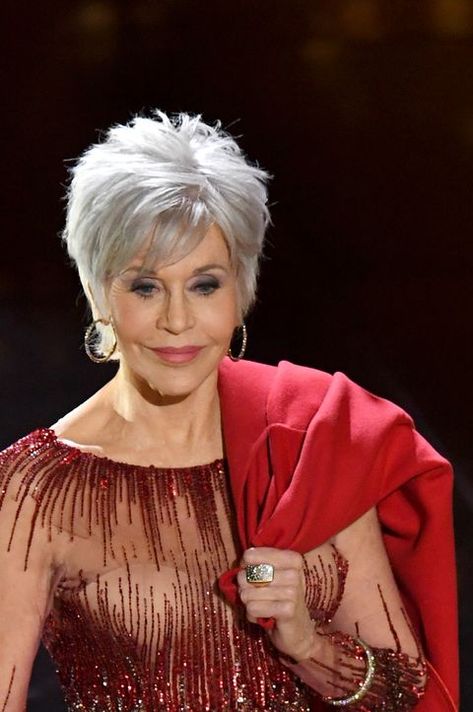 jane fonda - hairstyles for older women Short Blonde Pixie Cut, Jane Fonda Hairstyles, Hairstyles For Older Women, Chic Short Hair, Easy Hair Cuts, Short Grey Hair, Getting Older, Short Hair Over 60, Haircut For Older Women