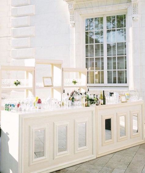 White Decor Wedding Bar White Decor Wedding, Bars Design, Wedding Setup, Bar Catering, Buffet Decor, Bar Inspiration, Design Restaurant, White Bar, Wedding Set Up