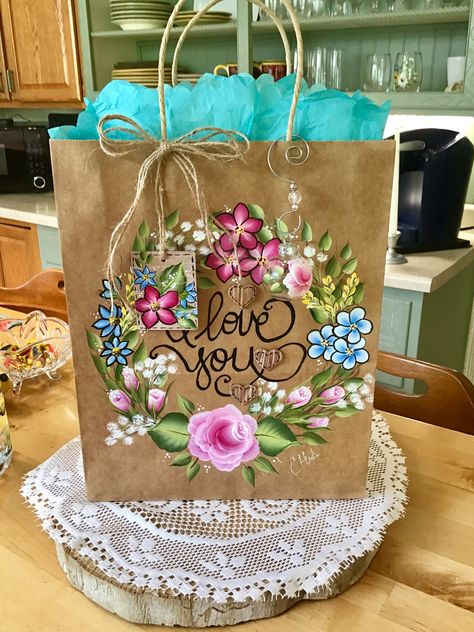 Painting Gift Wrapping Ideas, Painting Paper Bags Ideas, Hand Painted Envelope, Painting On Paper Bags, Hand Decorated Gift Bags, Valentine Gift Bag Ideas, Paper Bag Painting Ideas, Hand Painted Paper Gift Bags, Decorating Gift Bags Ideas