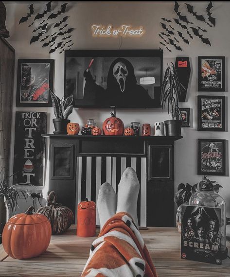 Horror Living Room Decor, Goth Living Room Aesthetic, Small Gothic Living Room Ideas, Spooky Fireplace Decor, Spooky Living Room Decor, Alternative House Decor, Spooky Apartment Decor, Spooky Home Aesthetic, Spooky Room Aesthetic