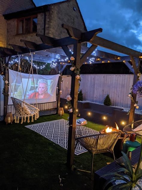 Backyard Movie Nights, Outdoor Projector, Building A Pergola, Backyard Movie, Cozy Backyard, Backyard Remodel, Backyard Inspiration, Backyard Inspo, Outdoor Movie