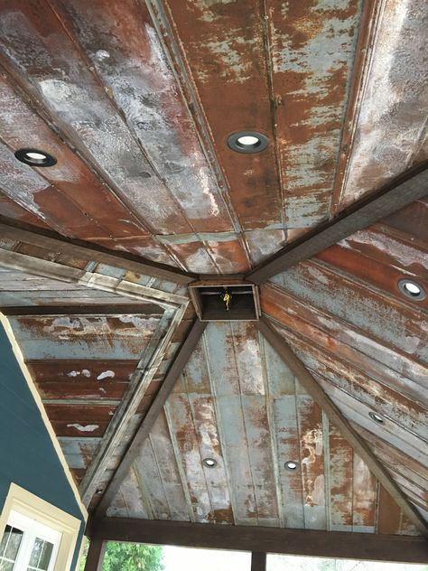 Rustic Laundry Rooms Farmhouse Style, Tin Ceiling Ideas Rustic Bedroom, Old House Ceiling Ideas, Rusty Tin Ideas, Rusted Tin Ceiling, Old Tin Walls, Rusty Tin Ceiling, Galvanized Ceiling Ideas, Barn Ceiling Ideas