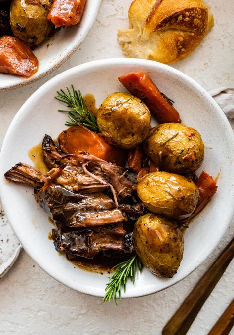 How to Cook the Perfect Pot Roast Recipe in the Oven How To Cook A Roast In The Oven, Pot Roast In The Oven, Sunday Pot Roast, Oven Pot Roast, Roast Gravy, Perfect Pot Roast, Classic Pot Roast, Sirloin Roast, Best Pot Roast