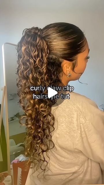 Itscurlyworld on Instagram: "curly claw clip tutorial🩷 by morgantaylorcurls" How To Style Curly Hair With A Claw Clip, Half Up Half Down Claw Clip Curly Hair, Curly Claw Clip Hairstyles, Curly Hair Claw Clip Hairstyles, Clip Hairstyles Curly Hair, Hairstyles With Claw Clips, Claw Clip Hairstyles Curly Hair, Curly Hair Claw Clip, Hair Claw Clip Hairstyles