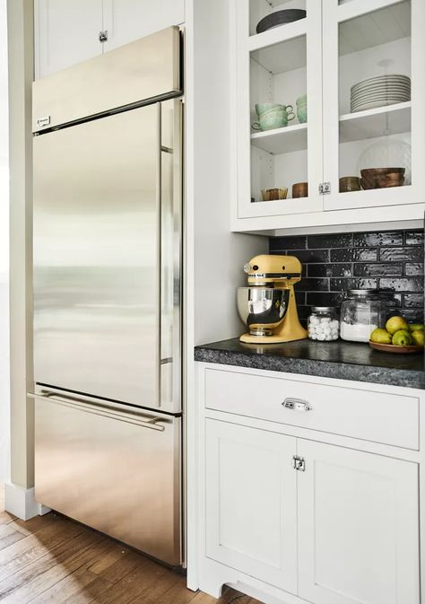 Built In Refrigerator Ideas, Built In Refrigerator Cabinet, Modern Refrigerator, Refrigerator Cabinet, Stainless Steel Fridge, Kitchen Banquette, Built In Cabinet, Kitchen Fridges, Farmhouse Decorating