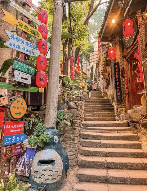 Tokyo Scenery, Aesthetic Stairs, Japanese Shopping, Japan Places To Visit, China Aesthetic, Tokyo Aesthetic, Bahasa China, Chongqing China, Country Aesthetic