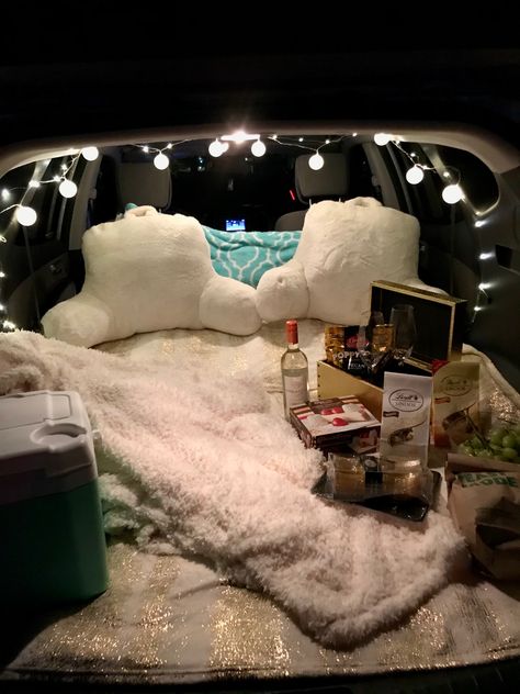 Indoor Drive In Movie Theater, Back Of Jeep Date Night, Car Romantic Date, Jeep Drive In Movie, Car Dates Couples Night, Outdoor Date Night Ideas Romantic, Drive In Outfit Ideas, Car Movie Night Date, Drive In Theatre Aesthetic