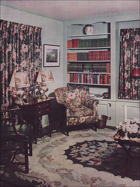 Source: Better Homes & Gardens  From the Antique Home & Style collection. 1940s Interior Design, 1940s Living Room, 1950s Living Room, 1940s Home Decor, 1940s Interior, 1940s Decor, Colonial Living Room, Sala Vintage, 1940s Home