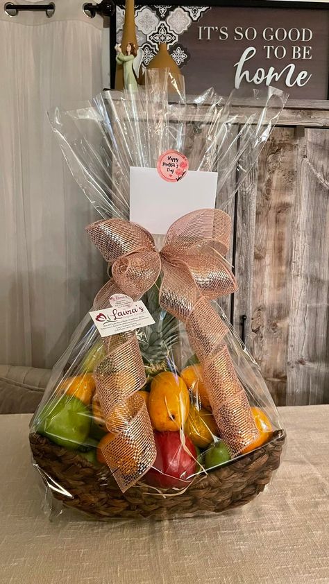 🌷🌸🌺Mother’s Day Fruit Gift... - Laura’s Original Creations Fruit Tray Gift Ideas, Gift Fruit Basket Ideas, Small Fruit Basket Ideas Gift, Fruit Hampers Baskets Gift Ideas, Fruit Gift Basket Ideas, Fruit Basket Ideas Gift, Fruit Hampers, Fruit Platters, Basket Gifts