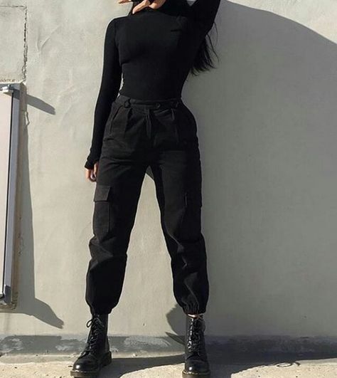 Army Boots Outfit, Combat Boots Outfit For Women, Cargo Pants Outfit Winter, Cute All Black Outfits, Black Cargo Pants Outfit, Juliette Ferrars, Combat Boot Outfits, Combat Boot Outfit, Winter Pants Outfit