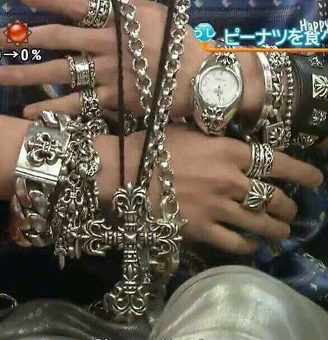 I love how GD accessorizes # ChromeHearts Jewellry Box, Chrome Hearts Jewelry, Under Your Spell, Biker Jewelry, Dope Jewelry, Funky Jewelry, Jewelry Lookbook, Deep Love, Chrome Hearts