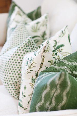 Decor Business, Coastal Living Rooms, Cottage Interiors, White Cottage, Green Pillows, Green Decor, Green Rooms, Decoration Christmas, Design Case