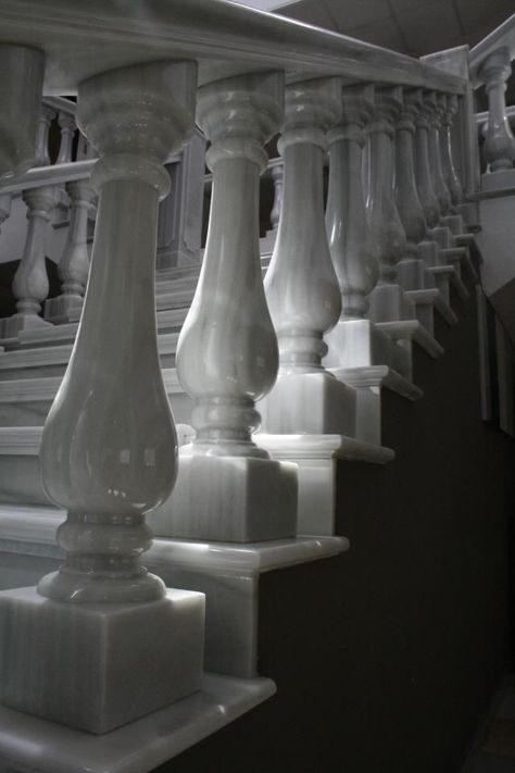 Marble Railing, Stone Balustrade, Stone Railings, Foyer Staircase, House Makeovers, Marble Stairs, Balcony Railing Design, Pillar Design, House Restoration