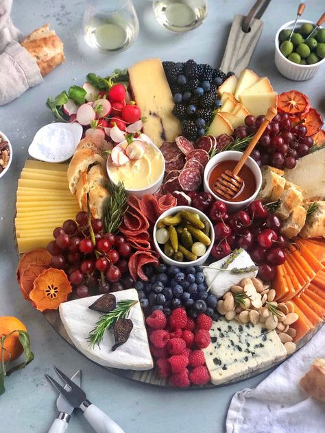 Food Platters Presentation, French Cheese Plate, French Cheese Board, Decorações Com Comidas, French Cheese, Charcuterie Inspiration, Honey Dipper, Party Food Platters, Charcuterie And Cheese Board