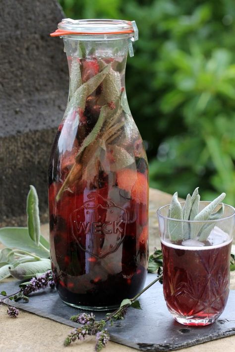 Tea Potions, Elderflower Drink, Elderflower Lemonade, Elderflower Recipes, Drink Syrups, Summer Drinks Alcohol, Reception Food, Summer Drink, Wild Food