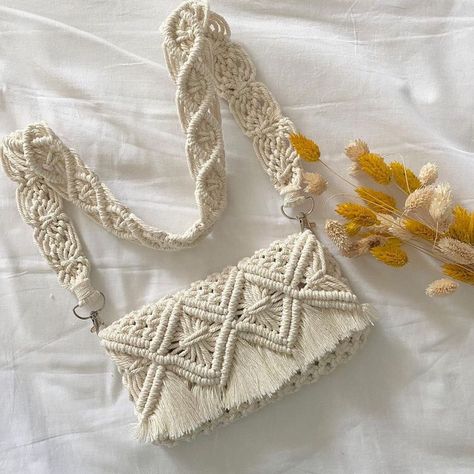 Pola Macrame, Macrame Bags, Tutorial Macramé, Macrame Bracelet Diy, Macrame Bracelet Patterns, Makramee Diy, Diy Crochet Bag, Macrame Purse, Macrame Knots Pattern