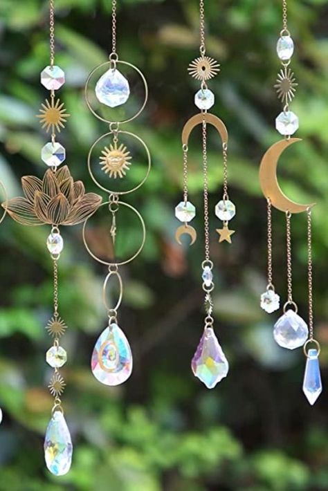 Crystal Suncatchers Diy Craft Ideas, Beads Suncatcher, Crystal Suncatchers Diy, Crystal Mobile, Suncatcher Diy, Diy Suncatchers, Diy Wind Chimes, Rustic Crafts, Crystal Suncatcher